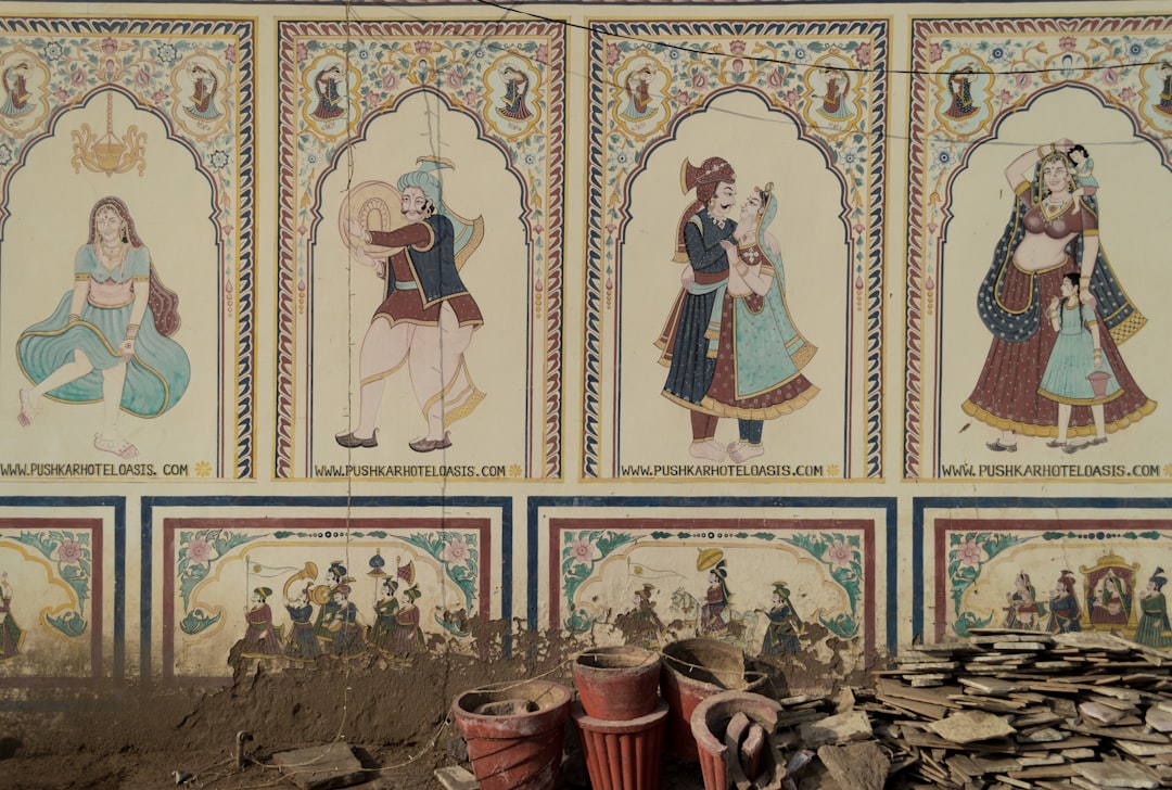 Comparing Persian mystical metaphysics with Avicennian philosophy